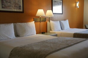 1 bedroom, desk, blackout drapes, iron/ironing board - R & R Inn & Suites (Camrose)