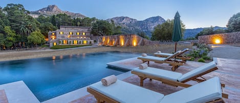 Piscine extérieure, accÚs possible de 9 h à 21 h, chaises longues