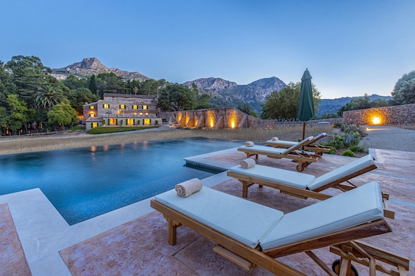 Outdoor pool, open 9:00 AM to 9:00 PM, sun loungers