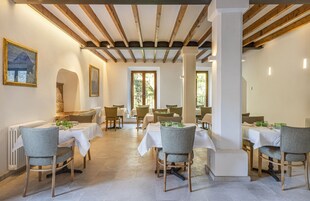 Breakfast, lunch, dinner served; local and international cuisine 