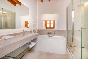 Junior Suite | Bathroom | Free toiletries, hair dryer, towels, soap - Son Grua Agroturismo - Adults Only (Pollenca)