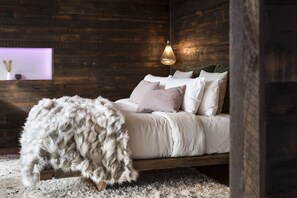 1 habitación, tabla de planchar con plancha y ropa de cama