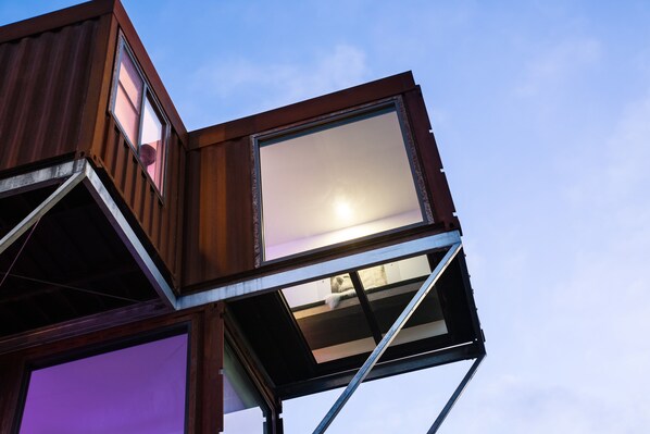 Un edificio moderno con un diseño angular distintivo, con varios niveles y grandes ventanales.