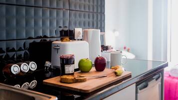 Réfrigérateur, plaque de cuisson, cafetière/bouilloire