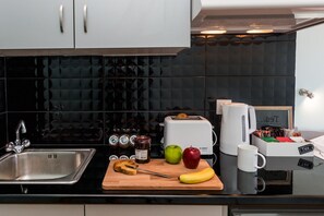 Een koelkast, een kookplaat, een koffiezetapparaat/waterkoker