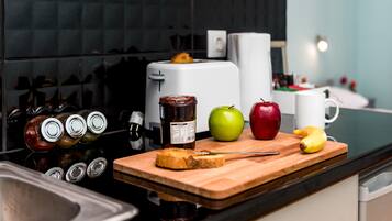 Fridge, stovetop, coffee/tea maker, electric kettle