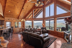 TV, fireplace - A Little Piece of Heaven (Epworth)