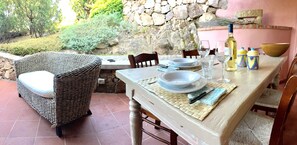 Outdoor dining - Relaxing Apartment, Sea View, Pool, 5 min from the beach, Wifi, Garden, BBQ (San Teodoro)