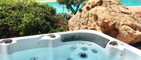 Outdoor spa tub