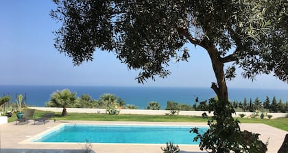 Magnificent villa with sea view at 500 meters from the beach