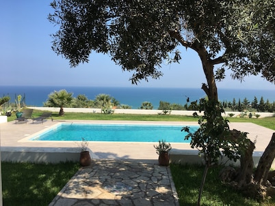 Magnificent villa with sea view at 500 meters from the beach
