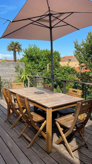 Outdoor dining - PLEASANT SUNNY HOUSE WITH TERRACE AND GARDEN (La Rochelle)