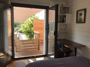 2 chambres, bureau, fer et planche à repasser, lit parapluie