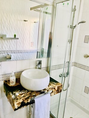 Dusche, Haartrockner, Handtücher, Seife