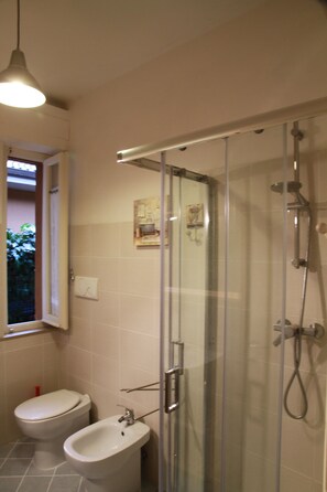 Regadera, secadora de cabello, bidet 
