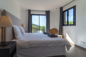 6 bedrooms, in-room safe, iron/ironing board, travel crib