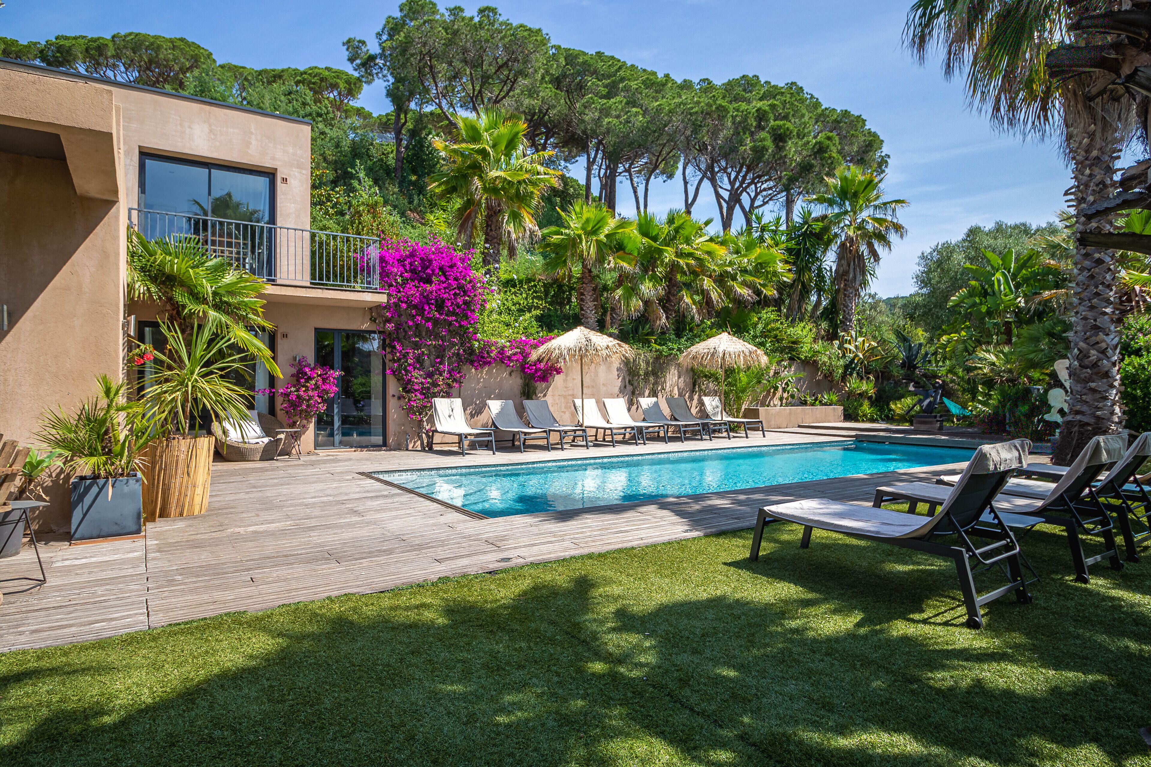 Utomhuspool och uppvärmd pool