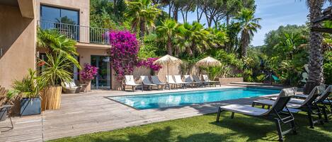 Utomhuspool och uppvärmd pool