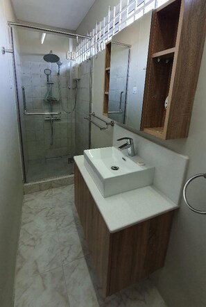 Bathtub, hair dryer, towels