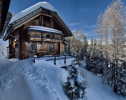 Quaint hut in snow-sure 1750m with pool & sauna, right in the ski & hiking area!