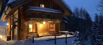 Urige Hütte in schneesicheren 1750m mit Pool&Sauna, direkt im Ski-&Wandergebiet!