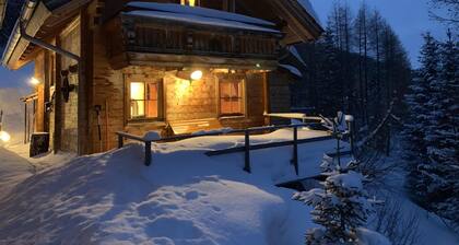 Urige Hütte in schneesicheren 1750m mit Pool&Sauna, direkt im Ski-&Wandergebiet!
