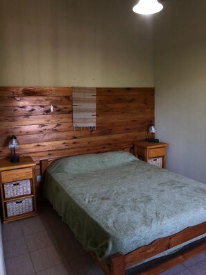 Familjestuga - 1 sovrum - privat badrum (1 Double and 2 Single Beds) | Värdeförvaringsskåp på rummet och strykjärn/strykbräda