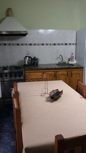 Cabana familiar, 2 dormitoris, bany privat (1 Double and 4 Single Beds) | Cuina privada | Frigorífic, microones, forn i placa de cuina 
