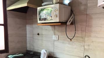 เคบินสำหรับครอบครัว, 1 ห้องนอน, ห้องน้ำส่วนตัว (1 Double and 2 Single Beds) | ครัวส่วนตัว | ตู้เย็น, ไมโครเวฟ, เตาอบ, เตาประกอบอาหาร