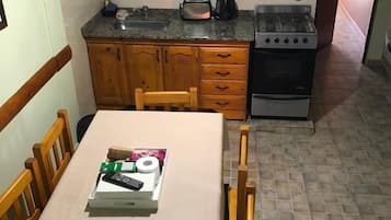 เคบินสำหรับครอบครัว, 2 ห้องนอน, ห้องน้ำส่วนตัว (1 Double and 4 Single Beds) | ครัวส่วนตัว | ตู้เย็น, ไมโครเวฟ, เตาอบ, เตาประกอบอาหาร