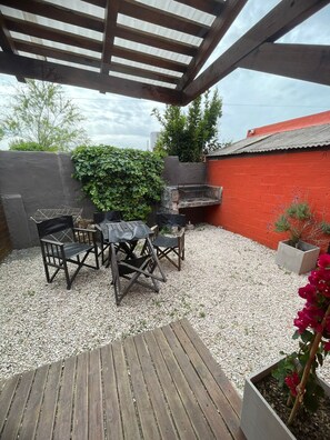 Cabane Familiale, 1 chambre, salle de bains privée (1 Double and 2 Single Beds) | Terrasse/Patio