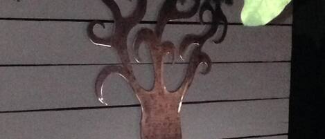 Un motif représentant un arbre, appliqué sur un mur avec des lignes horizontales.
