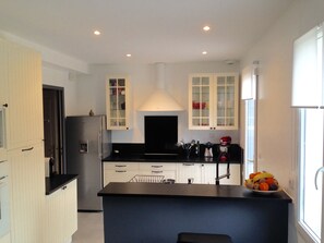 Fridge, microwave, oven, stovetop - Villa in Provence private pool and landscaped garden (La Bouilladisse)