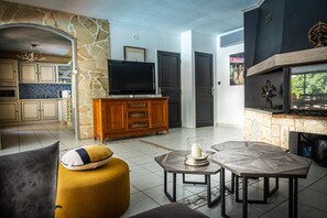 TV, fireplace, DVD player, table football - Typical Provencal villa, pool, luxurious amenities (Manosque)