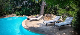 Villa provençale atypique au calme avec piscine privée.