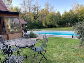 Una piscina al aire libre, una piscina climatizada