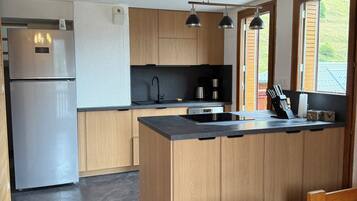 Een koelkast, een magnetron, een oven, een kookplaat