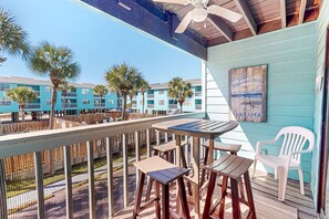 Outdoor dining - Condo with parking and location near the beach, pools, amazing views (Gulf Shores)