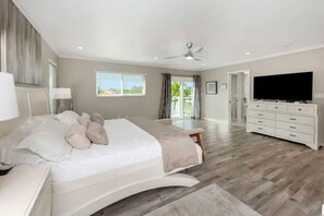 4 Schlafzimmer, Schreibtisch, Bügeleisen/Bügelbrett, Reisekinderbett