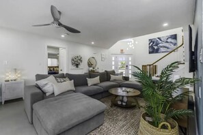 Smart-TV, DVD-Player, Bücher, Musikbibliothek