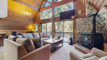 Televisio, DVD-soitin, pöytäjalkapallopöytä, kirjoja