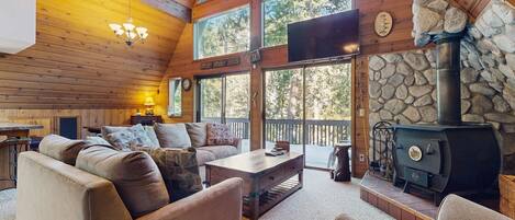 Fernseher, DVD-Player, Tischfußball, Bücher