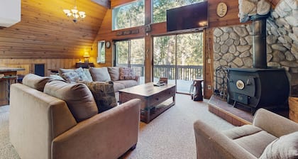 Spacious riverfront home near Leavenworth with beach - dog-friendly