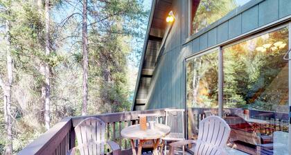 Spacious riverfront home near Leavenworth with beach - dog-friendly