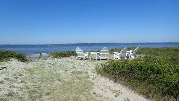 Plage, chaises longues, serviettes de plage