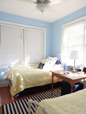 2 habitaciones, escritorio, tabla de planchar con plancha y wifi gratis 