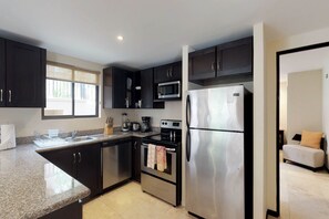 ثلاجة، ميكروويف، فرن، موقد طهي مسطح