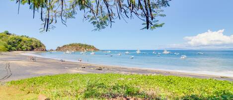 Una spiaggia nelle vicinanze