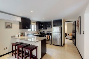 ثلاجة، ميكروويف، فرن، موقد طهي مسطح