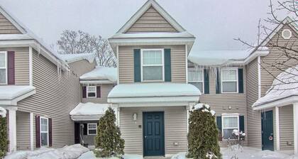 2BR Adorable Creekside Condo en Charlevoix, a pie de compras